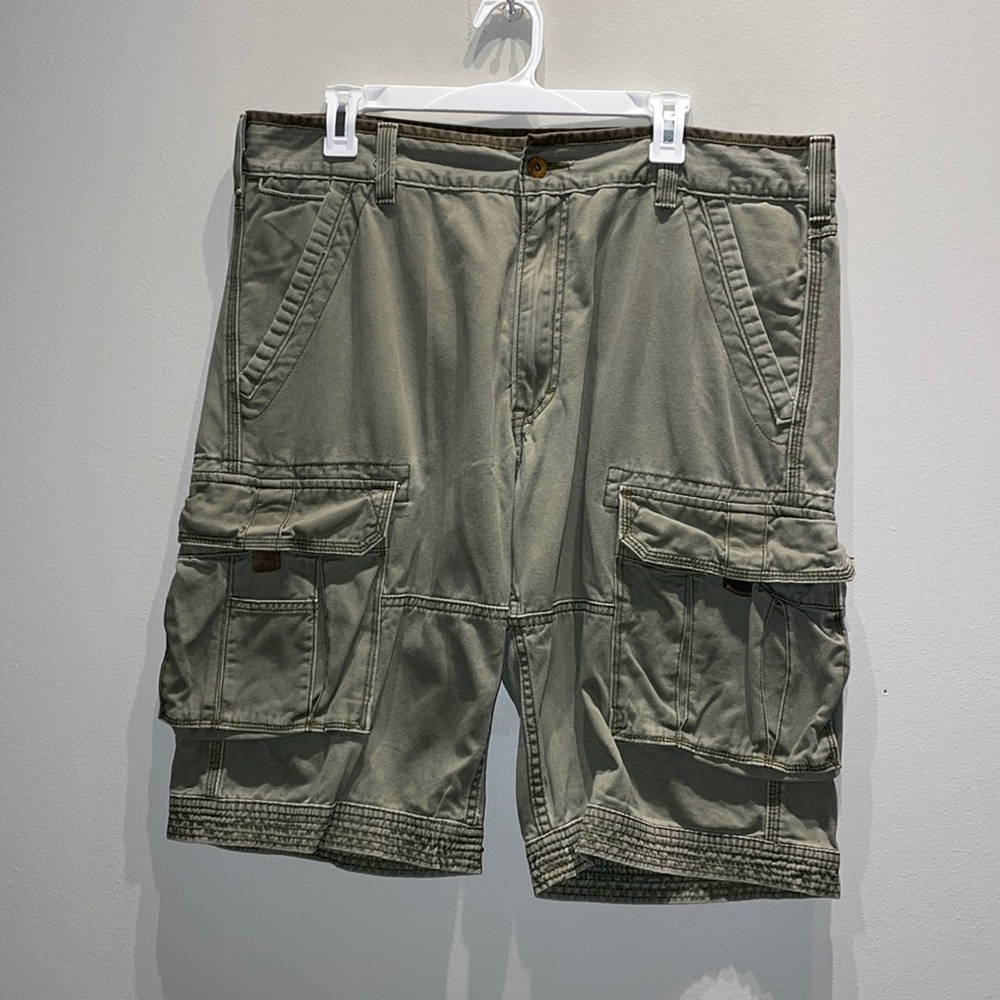 Levi’s mens cargo shorts. Olive green. Size 36. 100% cotton.